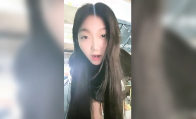 推薦！正宗G奶大學生【班長大人】宿舍酒店樓梯道廁所自慰，極品反差眼鏡婊，玩得真是瘋狂 (9)