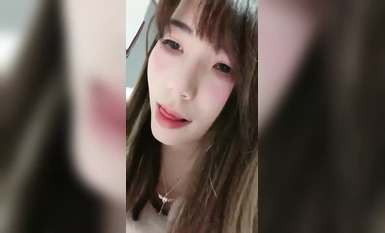 19歲校園女神【小迷糊喲】白虎穴一線天饅頭逼真極品 超清純學妹，百分百愛的感覺，讓你心動了嗎？ (2)