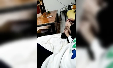 บ้านอันแสนหวานระหว่างแม่กับลูกกลายเป็นถ้ำแห่งการร่วมประเวณีระหว่างพี่น้อง [Oedipus] เติมยาลงในน้ำเดือด หลังจากที่เธอหมดสติ เธอก็เปลื้องผ้าและอุ้มเธอเข้าไปในห้องนอน ! (4)