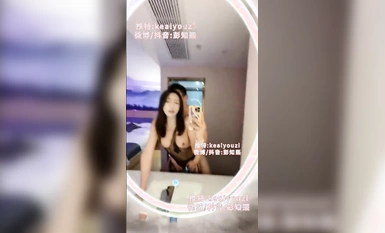 TS「彭知熙（柚子）」跟大學同學KTV聚會 多年未見的室友看到了獸性大發 惹得兩個男生居然在KTV現場吸奶