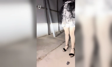 夜の野外カー・ショックで、若い娘フォックス・ジューアーが車を運転している！彼女は車から降り、ボンネットの上でファックする。後部座席のシートが彼女のアソコに入り、彼女は上下に動き、とても興奮し、喘ぎ声を上げている！