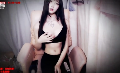 Ang otaku goddess [Xizi], na nagkakahalaga ng sampung libong yuan at nasuspinde nang walang katapusan ni Douyu, ay nag-customize ng isang pribadong photoshoot, na nagpapakita ng tatlong anal plug props at ganap na nagsasalsal ng ASMR, na may iba't iba