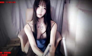 Dewi otaku [Xizi], yang bernilai sepuluh ribu yuan dan telah digantung selama-lamanya oleh Douyu, menyesuaikan pemotretan peribadi, menunjukkan tiga prop palam dubur dan melancap ASMR telanjang sepenuhnya, dengan pelbagai muka syahwat (7)