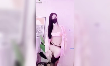 Sauh kecantikan separuh gula muktamad "Yomi Mimi" dirakam secara persendirian menari dan mendedahkan payudaranya, menggoda dan bercumbu di bilik mandi, stoking dan kaki dan footjobs yang cantik, alat penjarian untuk melancap, seks oral dan kolek