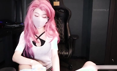 清純反差女神 大長腿小姐姐〖Cola醬〗在線陪玩因技術太菜輸了游戲，只能用身體來安撫客戶，為了五星好評甘願獻身