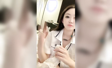 第一粉穴網紅女神【何汀瀾】微毛干凈嫩穴！難得道具自慰，翹起美臀玻璃杯後入，深插到底，撫摸小穴揉搓，極度誘惑