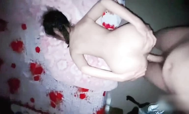 白くてプリプリのお尻が可愛い女の子【リッチ二代目ええ兄さん】は、表面は淑やかな顔、ベッドの上では色気ムンムンの表情を浮かべる、柔らかくて繊細な美少女、これが敏感すぎるマンコです。アソコを触ると汁が溢れ出す！