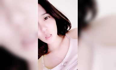 網紅尤物小騷貨【我想吃草莓】大尺度收費房！假吊插嘴騷的很，椅子上跳蛋震嫩穴，多毛騷逼，假吊跳蛋雙管齊下