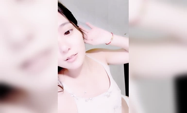 網紅尤物小騷貨【我想吃草莓】大尺度收費房！假吊插嘴騷的很，椅子上跳蛋震嫩穴，多毛騷逼，假吊跳蛋雙管齊下