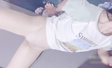 Gadis cantik yang muda dan bertenaga [sskok16] Si comel kecil yang lahir pada tahun 00-an telah membesar dan si perempuan murahan itu disetubuhi oleh ayam besar itu. Dia mengangkat kakinya yang cantik dan memasukkan kemaluannya dan terus memasukkannya ke 