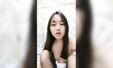 新人のピュアな女子校生を犯しまくった【いたずらクマクマ】無知でキュートな青少年は無敵、妖精の乙女の吐息は遮ることができず、様々な体位の嵐の栓の彼氏によって、とてもクールで美しい！ (1)