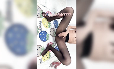 12月最新購買極品頂級身材燒婊子【橙子】私拍②，絲襪肛塞馬路男廁露出邊走邊尿道具紫薇淫聲浪語高潮抽搐，非常淫騷 合集（2）