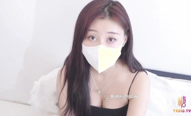 淫盪足球寶貝【伊一】窮人女神富人母狗 魔鬼身材白虎粉逼 純欲白襪美腿抗肩猛操，小騷貨主動騎乘哥哥身上深插扭動