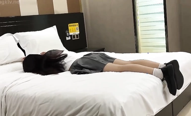 12月最新流出，頂級PUA約炮大神【江南第一深情】私拍，專約在校高質量學生嫩妹，調教啪啪無套，一個比一個聽話 合集（1）