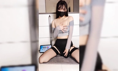 The "squirting" girl [Shui Shui] masturbates in the bedroom and then goes to the bathroom to fuck her master, squirting and squirting, and looking so beautiful.