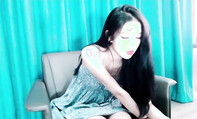 天生媚骨的超級無敵純欲女神stripchat【lucy_1811】不純學妹【靈靈】轉戰平台繼續播，很漂亮又很媚骨 骨感又前凸後翹，跳蛋自慰 欲罷不能的表情 (1)