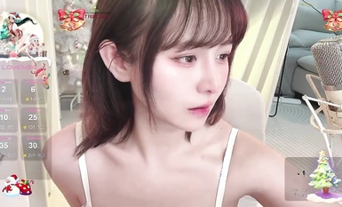 stripchat平台，年末來了新女神，大佬們沸騰了【Meg_Linda】蘿莉天花板，粉嫩的無毛屄真粉，不來虛的直接脫光看個夠 (5)