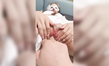 18歲的超級無敵嫩妹子【在校大一學妹】瘦瘦的沒啥肉感，很骨感，但是超級嫩，長相甜美，剛破處沒多久，金主不懂憐香惜玉，幹得她要哭了 合集（4）