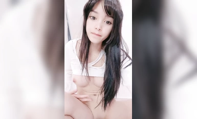 新來的極品美女【老闆娘】黑絲高跟誘惑，無毛白虎逼精彩大秀直播，極品好身材揉奶玩逼，炮擊高速蹂躪騷穴，呻吟可射