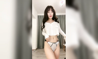 Dewi telah tiba, dengan perangai selebriti yang terkemuka dan badan yang terkemuka. Kecantikan popular [Xiao Fu Guier] jarang berlaku dan berskala besar .