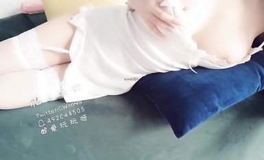 極品白富美〖私人玩物〗性感白絲裙私拍，清純唯美視覺感超強，白白嫩嫩極品身材超級誘惑！