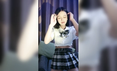 娇小身材19岁少女，翻版杨超越【小易的SO啵啵】被内射了好几次，娇喘连连香汗淋漓 (3)