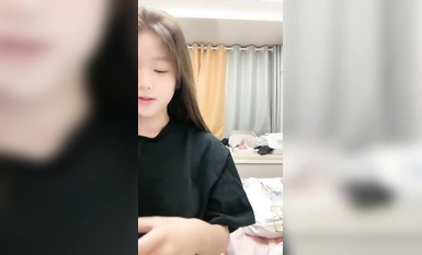 超美仙女般单眼皮校花【小初】娇小身材奶子大，年末极品尤物频出，19岁，正是较嫩可口的年龄，超赞！ (1)