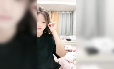 超美仙女般单眼皮校花【小初】娇小身材奶子大，年末极品尤物频出，19岁，正是较嫩可口的年龄，超赞！ (1)