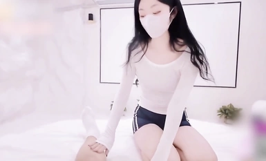 清純反差小仙女【小貓咪】帶你體驗飯店裡的性愛服務，雪白的美腿和翹臀讓人流連忘，清純與風騷並存