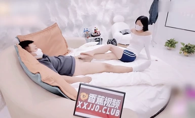 Peri kecil yang tulen dan kontras [Kitten] membawa anda merasai perkhidmatan seks di hotel. Kaki dan punggungnya yang seputih salji tidak dapat dilupakan.