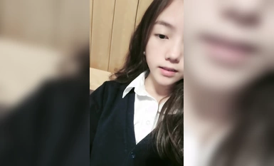 文靜清純嫩妹妹【鳩晚兒】難得宿舍收費房！貧乳超粉嫩穴，輕輕揉搓陰蒂，扒開粉穴特寫，表情很是享受