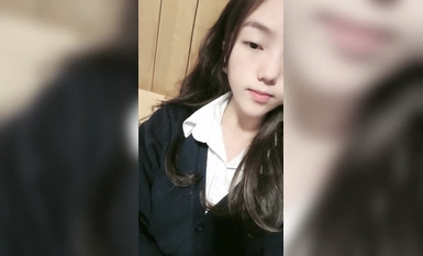 文靜清純嫩妹妹【鳩晚兒】難得宿舍收費房！貧乳超粉嫩穴，輕輕揉搓陰蒂，扒開粉穴特寫，表情很是享受