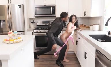 美少女【Lulu Chu】のディープスロートとチンポの飛び出し食い 小柄で小柄な黒人のご先祖様によるあらゆる体位をコンドーム無しで出力 口内爆発と精子食い 強さと弱さを併せ持つビジュアル強し