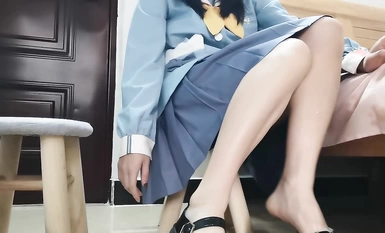 Cute na batang babae na may magagandang binti at magandang paa [Xiao Qiqi Wenwen] footjob at cumshot - Naglalaro si Qiqi gamit ang condom 1