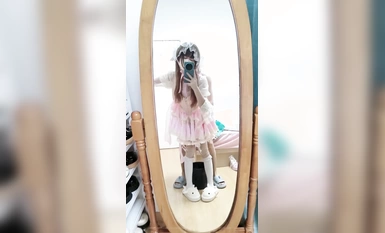 淫慾反差小可愛【Lt774523412】白白嫩嫩的小loli 萌萌的外表下是個小反差婊，白虎小嫩穴被哥哥後入騎操，過膝白絲美腿太誘人！