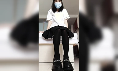 美腿玉足小可愛【小琪琪文文】足交爆射，美足誘惑！淫語挑逗射滿腳底，龜責榨精裸足絲襪推油精射 (5)