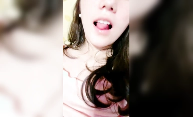 最正宗校花來了【晚兒】超級嫩B，看著好像還是個處女，清秀臉蛋，慢慢就摸出水來了，刺激好看！ (9)