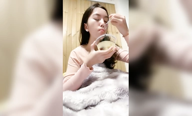 最正宗校花來了【晚兒】超級嫩B，看著好像還是個處女，清秀臉蛋，慢慢就摸出水來了，刺激好看！ (6)