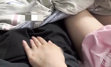 12月底重磅！強推！海角最強兄妹亂倫【家有騷妹妹】妹妹看恐怖片害怕，半夜爬到我床上挑逗被我直接上了