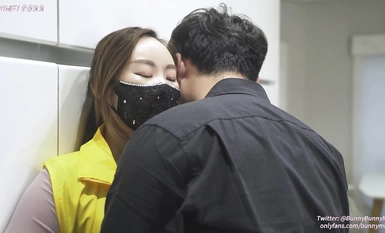 BunnyMiffy-Cô gái giao hàng xinh đẹp bị ép quan hệ tình dục để được đánh giá tốt