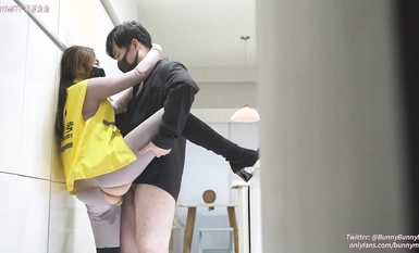 BunnyMiffy-Cô gái giao hàng xinh đẹp bị ép quan hệ tình dục để được đánh giá tốt