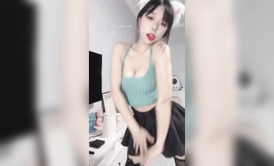 22萬粉女神 02uiii 直播剪輯21部合集