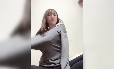 [Sembang langsung tanpa penapis] Gadis amatur mengambil swafoto sambil menanggalkan blaus hitam polka dotnya dan melakukan anak ayam! Pada separuh kedua sambungan, alat urut elektrik kelentit dekat berbentuk M & melancap sisipan dua jari! Kulit putih 