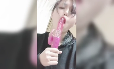 [Uncensored live chat] Na-delete ang nagbebenta! Mag-shoot gamit ang iyong smartphone! Isang baguhang batang babae na nagse-selfie na may tinatayang hubad na E-cup beauty at malalaking suso ang nagpasok ng makapal na dildo sa posisyong cowgirl sa kanyang 