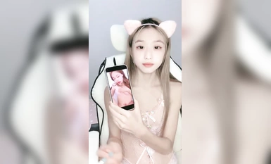 校花學妹！【你的初戀6】顏值逆天~超級粉嫩小b~全裸特寫 (2)