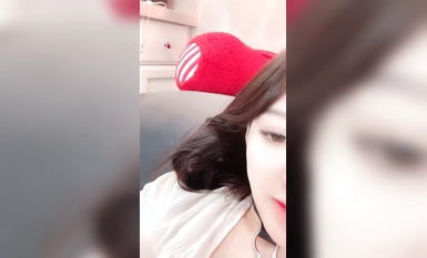 第一粉穴網紅女神【NeiNei】收費房性感誘惑！白皙皮膚，超粉嫩穴揉搓，吊帶絲襪，屁股抹油亮亮，干凈無毛美穴