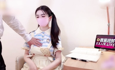 Nữ thần xinh đẹp [Fox Bu Yao] với ngoại hình đẹp nhất đã bị ép ăn con cặc của giáo viên khi cô mới bước sang tuổi 18. Âm hộ màu hồng của cô ướt đẫm và dính đầy nước trái cây, và cô bị đụ mà không dùng bao cao su cho đến khi ngã gục.