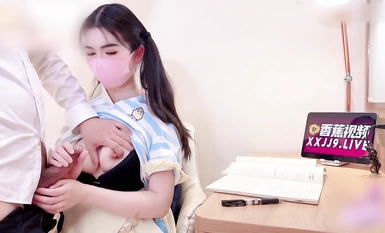 Nữ thần xinh đẹp [Fox Bu Yao] với ngoại hình đẹp nhất đã bị ép ăn con cặc của giáo viên khi cô mới bước sang tuổi 18. Âm hộ màu hồng của cô ướt đẫm và dính đầy nước trái cây, và cô bị đụ mà không dùng bao cao su cho đến khi ngã gục.