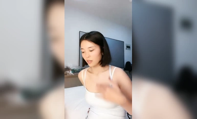 新人御姐下海！好騷好漂亮【兔子追烏龜】牛仔褲小少婦，來了一段科目三，跳得不錯，看得人瞬時秒硬！騷爆了 (3)