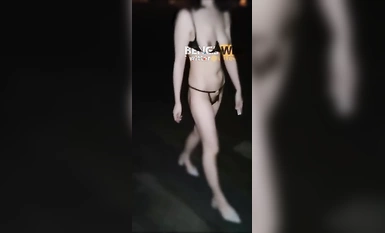 推特極品長腿大奶NTR綠帽淫妻控【阿崩】最新會員福利流出，各種公共場合露出約炮單男4P合集（13）